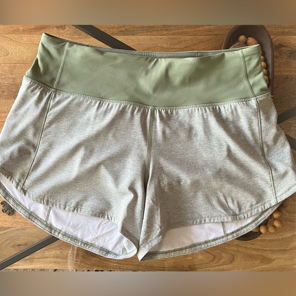 Lululemon Speed Up Low-Rise Lined Short 2.5" size 6. Like new